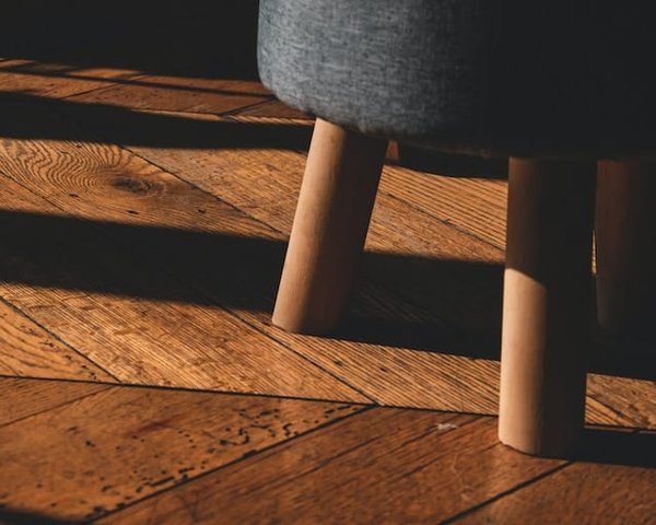 Quelles sont les étapes pour réparer un plancher de bois abîmé ?
