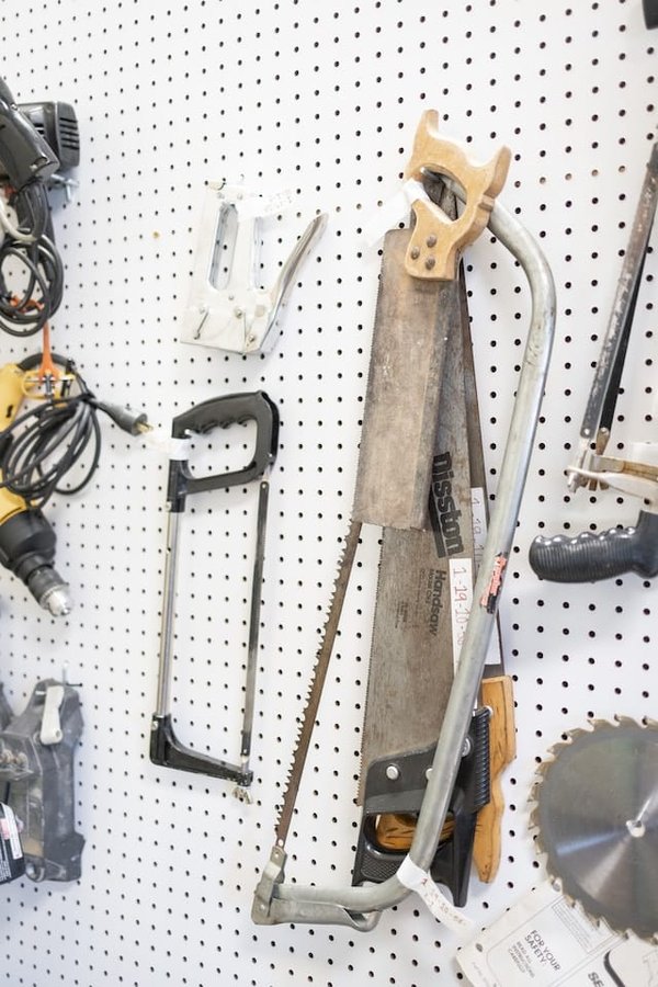 Quels outils utiliser pour réaliser des découpes précises ?