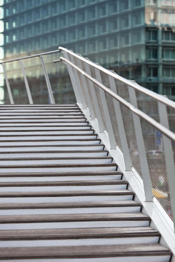Une rambarde d'escalier en verre est-elle totalement sécurisée ?