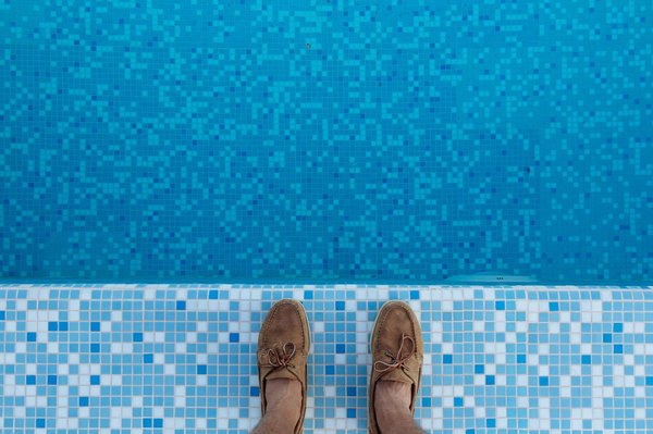 Comment aménager un espace de jeux aquatiques pour enfants autour de sa piscine
