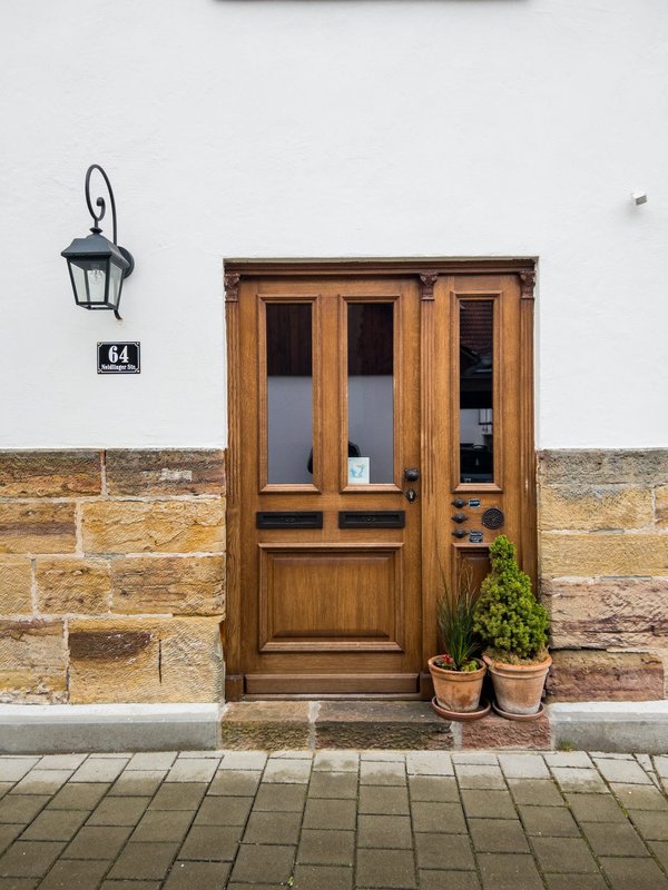 Quels sont les avantages des portes en bois massif ?
