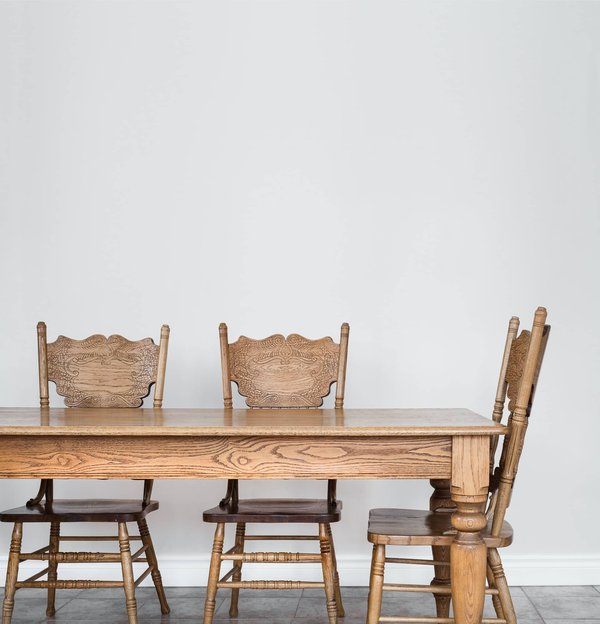 Le charme rustique de la chaise de salle à manger en bois