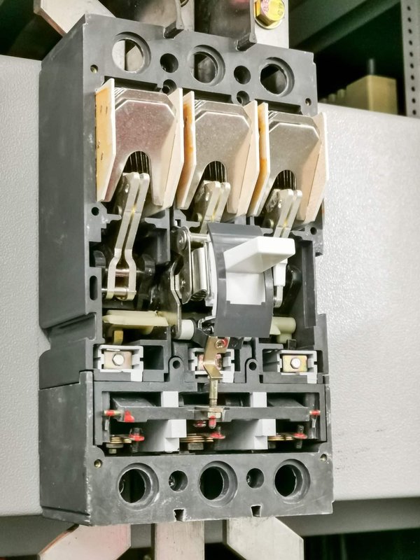 Disjoncteur électrique moins cher : comment choisir le bon modèle ?