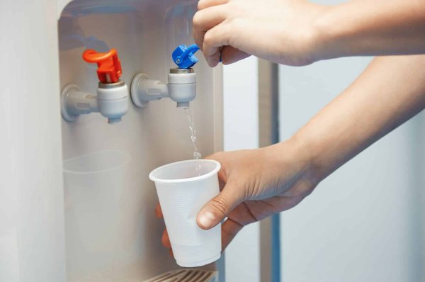 Guide pratique : comment entretenir votre fontaine à eau pour une eau pure et fraîche